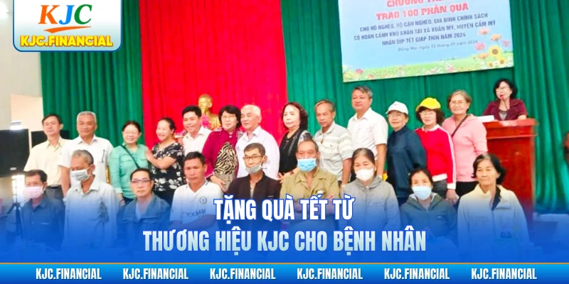 Tặng quà Tết từ thương hiệu KJC cho bệnh nhân