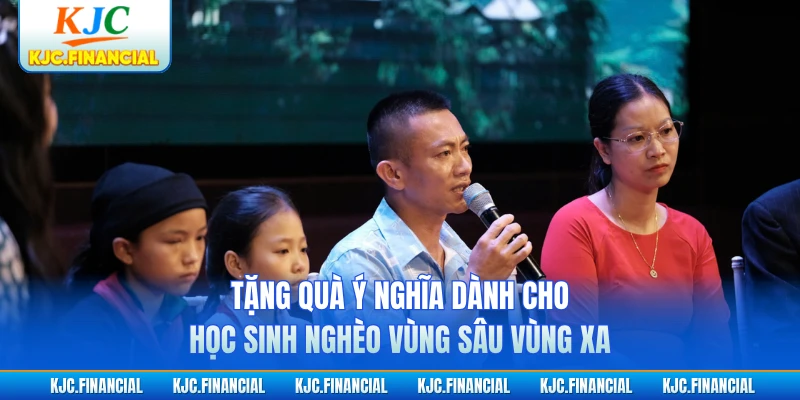 Tặng quà ý nghĩa dành cho học sinh nghèo vùng sâu vùng xa